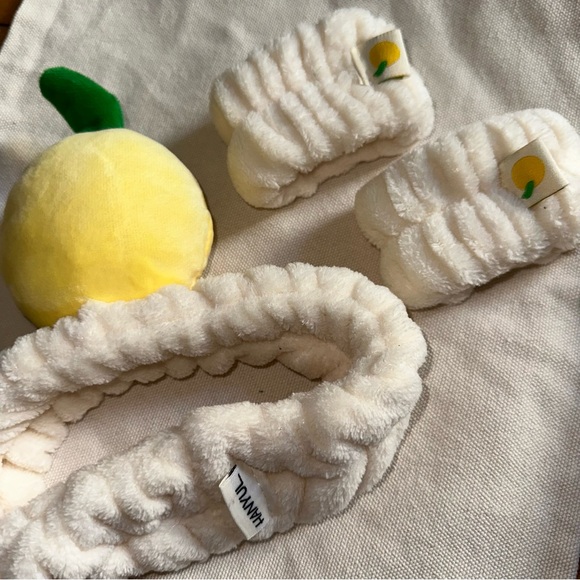 Hanyul yuja cleanser set NWT - Picture 4 of 4